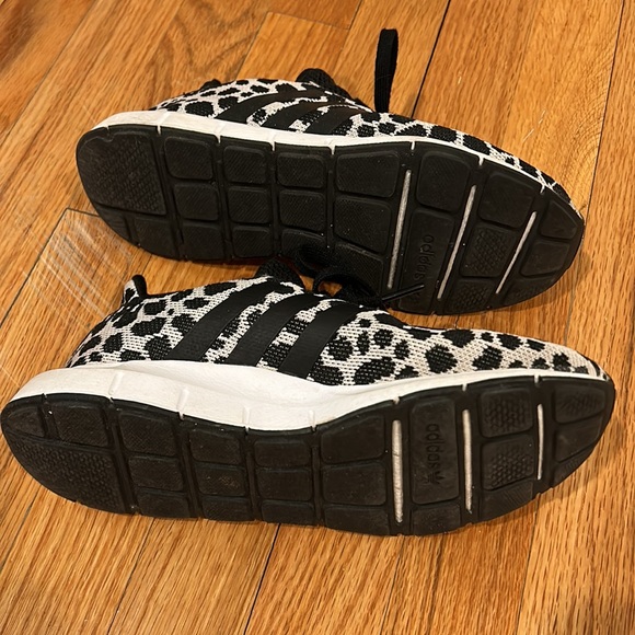 Adidas women’s swift run sneakers leopard - Picture 3 of 3